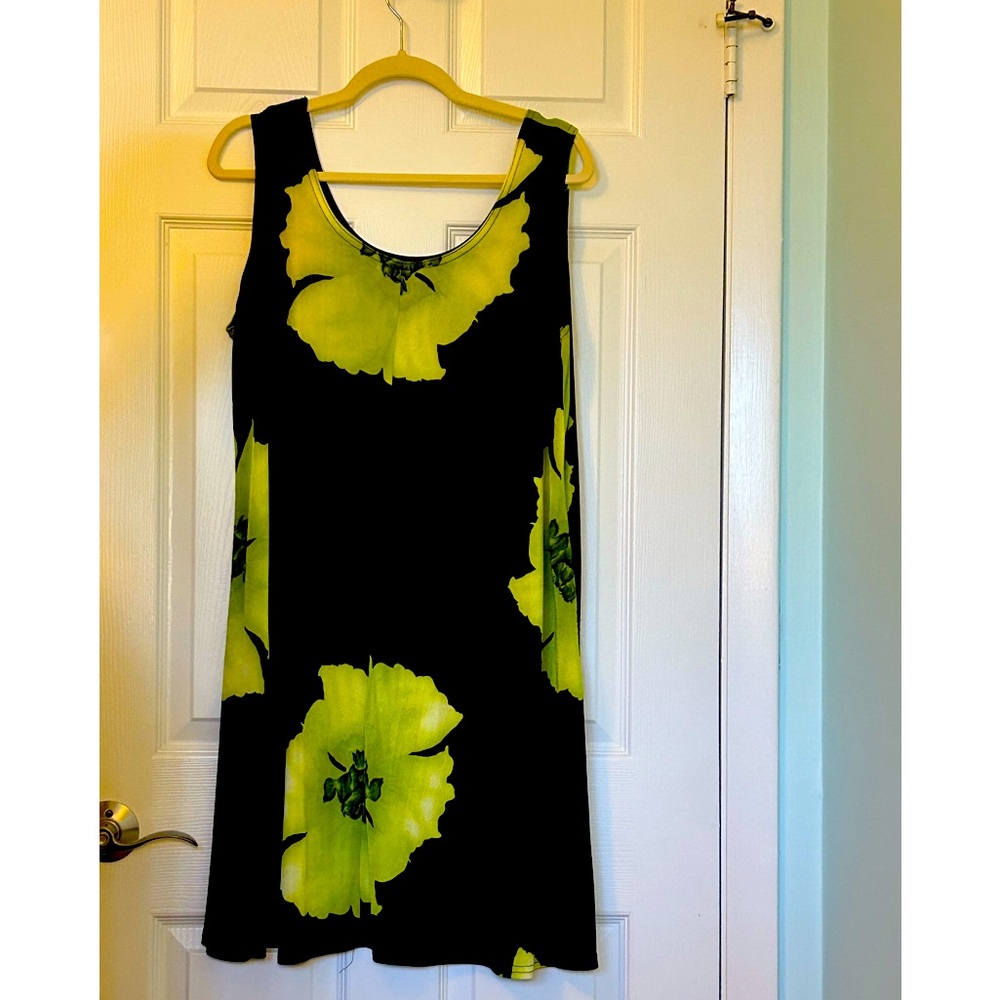 Sleeveless cocktail swing dress in black and lime green
